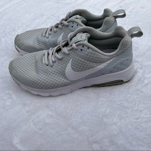 Women’s Nike Air Max Motion Platinum White Grey Running Shoes Size: 8.5